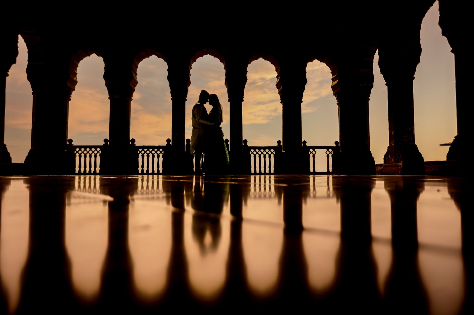 Silhouette of the couple among palace arches
